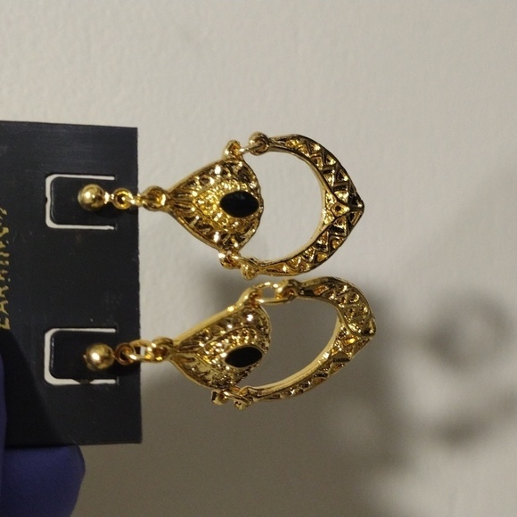 Women's Stylish Gold tone Designed Hoop Black color Stone Drop Earrings 1.5" - Picture 4 of 4